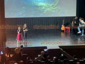 Xalapa, Ver., 13 de diciembre de 2025.- Con la participacin de ?Musicar?, el espacio recreativo ?La Guarida?, llev a cabo el espectculo ?Anmate a Animar? en el gora de la Ciudad.