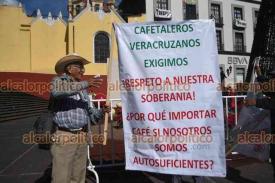 Xalapa, Ver., 15 de diciembre de 2025.- Productores de caf� alertaron que importaciones masivas de caf� robusta de baja calidad desplazan al caf� mexicano, presionando a la baja los precios nacionales.