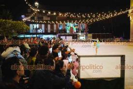 Coatepec, Ver., 15 de diciembre de 2025.- La tarde de ayer domingo, en la explanada del parque Hidalgo, fue inaugurada la pista de hielo gratuita, la cual abrir� todos los d�as de diciembre de 16:00 a 23:00 horas. Patinadores profesionales dieron show a las familias que se congregaron.