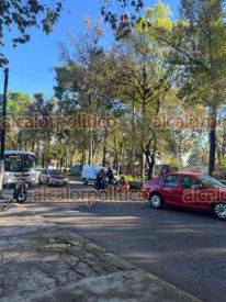 Xalapa, Ver., 16 de diciembre de 2025.- La ma�ana de este martes, param�dicos brindaron los primeros auxilios a un motociclista accidentado, en la avenida Xalapa, cerca del pante�n y frente a Soriana.