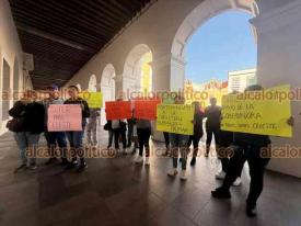 Xalapa, Ver., 17 de diciembre de 2025.- Habitantes de El Palmar y comunidades aledañas, en el municipio de Emiliano Zapata, exigen al Gobierno revisar la concesión del transporte tras el accidente en Barranca Honda, donde murió una estudiante y más de 30 jóvenes resultaron heridos.
