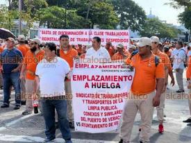 Veracruz, Ver., 17 de diciembre de 2025.- Trabajadores del Sindicato de Limpia Pública marcharon para exigir al Ayuntamiento el pago de adeudos.