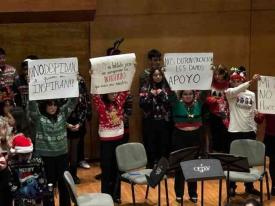 Xalapa, Ver., 17 de diciembre de 2025.- Docentes se manifestaron al término del recital de este martes en el auditorio del Instituto Superior de Música del Estado, mostrando su rechazo a la terminación de sus contratos.