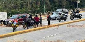 Xalapa, Ver., 17 de diciembre de 2025.- En la avenida Circuito Presidentes, a la altura de la preparatoria ?Antonio María Rivera?, motociclista intentó cambiar de carril sin precaución e impactó a un automóvil por el costado. El percance provocó congestionamiento vehicular en la zona.