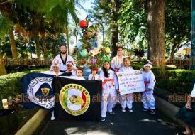 Xalapa, Ver., 18 de diciembre de 2025.- Estudiantes de Taekwondo salieron a cantar la rama para reunir recursos para participar en torneo.