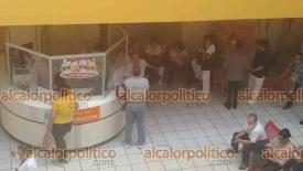 Xalapa, Ver., 18 de diciembre de 2025.- Para presionar con el pago de su bono en efectivo, trabajadores de la Secretar�a de Salud tomaron las oficinas administrativas del Centro de Alta Especialidad.