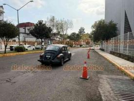 Xalapa, Ver., 19 de diciembre de 2025.- A lo largo de la calle Cayetano Rodr�guez Beltr�n conos fueron colocados por Tr�nsito del Estado, para evitar que se estacionen veh�culos debido a que este ser� el punto donde concluya el Desfile Navide�o. Permanecer� asi viernes y s�bado.