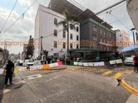 Xalapa, Ver., 19 de diciembre de 2025.- Trabajadores del Hospital Regional ?Luis F. Nach�n? bloquearon la calle Nicol�s Bravo para exigir bonos en efectivo.