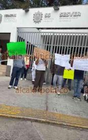 Xalapa, Ver., 19 de diciembre de 2025.- Trabajadores de la Secretar�a de Salud se manifestaron frente a la dependencia, en demanda del pago en efectivo de sus bonos.