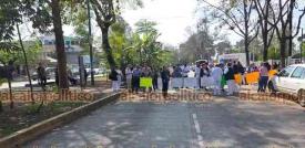 Xalapa, Ver., 19 de diciembre de 2025.- Trabajadores de la Secretar�a de Salud tambi�n bloquearon la avenida Ruiz Cortines, frente al Centro de Alta Especialidad, porque el Gobierno de Veracruz no paga bonos de fin de a�o en efectivo.