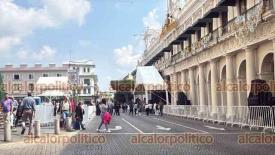 Xalapa, Ver., 19 de diciembre de 2025.- Trabajadores de la Secretar�a de Salud amenazan con impedir el desfile navide�o. Para reclamar sus bonos en efectivo, bloquearon la calle Enr�quez el mediod�a de este viernes.