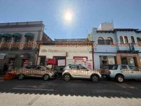 Xalapa, Ver., 20 de diciembre de 2025.- En la sucursal del Nacional Monte de Piedad de la calle Zamora, en la zona centro, trabajadores del sindicato hacen guardia luego de que 1� de octubre iniciaron huelga por supuestas violaciones al contrato de trabajo por parte de la empresa.