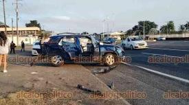 Puente Nacional, Ver., 20 de diciembre de 2025.- Aparatoso accidente en autopista federal Veracruz-Xalapa a la altura de Tamarindo, luego de que una camioneta impactara a un taxi.