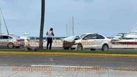 Veracruz, Ver., 19 de diciembre de 2025.- Automovilista choc� contra palmera del bulevar Manuel �vila Camacho, a unos metros del Aquarium. Sal�a de una curva presuntamente a exceso de velocidad y qued� estampado a la altura del Club de Yates.

