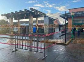 Coatepec, Ver., 22 de diciembre de 2025.- Vendedores ambulantes fueron retirados de las inmediaciones del Palacio Municipal y del mercado, previo a la instalaci�n de parqu�metros.