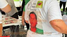 Veracruz, Ver., 22 de diciembre de 2025.- Integrantes del Colectivo por La Paz se reunieron para colocar el ?�rbol de la ausencia? en el parque ?Ciriaco V�zquez?. Los familiares de desaparecidos llevaron sus fotograf�as en forma de esferas para colgarlas.