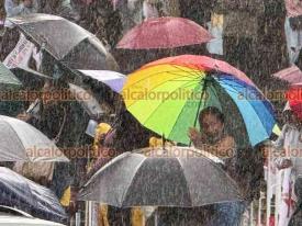 Xalapa, Ver., 22 de diciembre de 2025.- Pese a la intensa lluvia, cardenistas mantuvieron su plant�n en la plaza Lerdo.