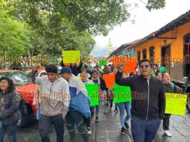Coatepec, Ver., 22 de diciembre de 2025.- Lanzando cr�ticas contra el alcalde Raymundo Andrade, comerciantes se manifestaron para exigir que les sean devueltos sus espacios de trabajo.
