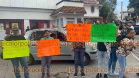 Coatepec, Ver., 23 de diciembre de 2025.- Vendedores ambulantes que fueron desalojados el lunes protestaron en la entrada y en el parque de este Pueblo M�gico. Mientras tanto el Palacio Municipal est� cercado con vallas y resguardado por elementos de seguridad