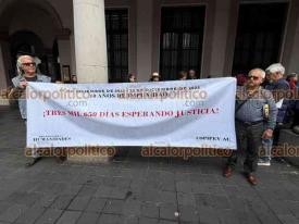 Xalapa, Ver., 23 de diciembre de 2025.- Integrantes de la COPIPEV se plantaron en el Palacio Municipal para exigir justicia a 10 a�os del desalojo que sufrieron en 2015 por parte de polic�as estatales, durante el Gobierno de Javier Duarte.