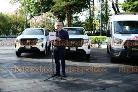 Xalapa, Ver., 23 de diciembre de 2025.- El alcalde Alberto Islas entreg� una ambulancia a PC Municipal y 2 camionetas al Instituto Municipal de la Mujer.