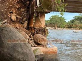 Tatahuicapan, Ver., 23 de diciembre de 2025.- La creciente del r�o Tecuanapa socav� el aproche del puente que comunica a comunidades de la Sierra de Santa Marta; parte de la carretera tambi�n est� da�ada, por lo que se prev� riesgo para quienes transiten por esta v�a.