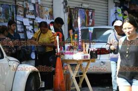 Xalapa, Ver., 24 de diciembre de 2025.- A pesar de estar prohibida, en calles del Centro se vende pirotecnia.
