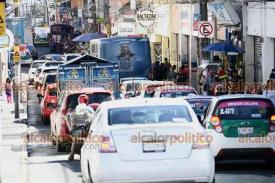 Xalapa, Ver., 24 de diciembre de 2025.- Las calles del Centro lucen abarrotadas de ciudadanos que salieron a realizar compras de �ltima hora.
