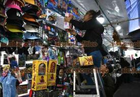 Xalapa, Ver., 24 de diciembre de 2025.- Xalape�os salen a comprar sus regalos a los puestos instalados en el Centro.
