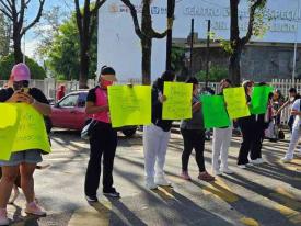 Xalapa, Ver., 24 de diciembre de 2025.- Trabajadores del IMSS-Bienestar bloquearon la avenida Ruiz Cortines, exigen respeto a sus vacaciones y el pago de uniformes. 
