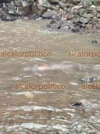 Xalapa, Ver., 26 de diciembre de 2025.- La ma�ana de este viernes fue hallado el cuerpo de un hombre flotando a la altura de la colonia 21 de Marzo en el r�o sede�o. La zona se acordon� en espera de las autoridades ministeriales para las diligencias de ley.