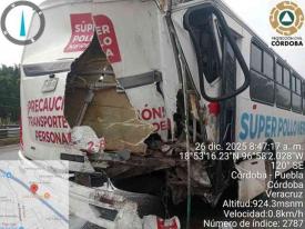 C�rdoba, Ver., 26 de diciembre de 2025.- De entre los veh�culos siniestrados, una pipa fue considerada la de mayor riesgo pues transportaba hipoclorito de sodio; sin embargo, autoridades confirmaron que s�lo present� una fuga de di�sel.