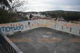 Xalapa, Ver., 26 de diciembre de 2025.- Parte del mirador del parque Ju�rez se observa grafiteado y sucio. Ante la falta de vigilancia y luz, algunos aprovechan para rayar las paredes.