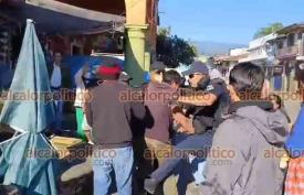 Coatepec , Ver., 27 de diciembre de 2025.- La ma�ana de este s�bado, polic�as municipales quitaron a comerciantes antorchistas que hab�an colocado sus puestos en las inmediaciones del Mercado Municipal. Adem�s, entre patadas y empujones se llevaron a un hombre detenido.
