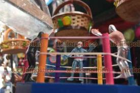 Xalapa, Ver., 27 de diciembre de 2025.- Alrededor del Mercado de Los Sauces comerciantes colocaron puestos donde venden desde dulces t�picos, artesan�as, ropa y juguetes.
