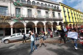 Xalapa, Ver., 27 de diciembre de 2025.- Vendedores afiliados al Movimiento Antorchista, bloquearon por unos minutos la calle Enr�quez y marcharon por las calles del centro en protesta por el desalojo en Coatepec por parte de polic�as municipales.

