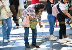 Xalapa, Ver., 28 de diciembre de 2025.- Boleros del Parque Ju�rez hicieron la tradicional broma de la cartera en este ?D�a de los inocentes?.
