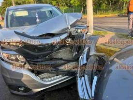 Veracruz, Ver., 28 de diciembre de 2025.- En la avenida Miguel Alem�n, joven conductor perdi� el control de su veh�culo y se estrell� de frente contra otro autom�vil que esperaba el verde del sem�foro.
