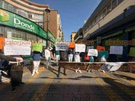 Xalapa, Ver., 30 de diciembre de 2025.- Trabajadores del Hospital Regional ?Luis F. Nach�n? (antes Civil), bloquearon la calle Primo Verdad para demandar el pago de prestaciones. Despu�s liberaron y cerraron la calle Enr�quez. El paso qued� abierto al mediod�a.