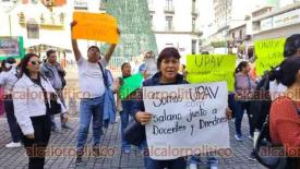 Xalapa, Ver., 29 de diciembre de 2025.- Luego de que personal de Salud bloqueara el Centro, cerca de las 12:30 horas trabajadoras de la UPAV cerraron la calle Enr�quez tambi�n para exigir pagos.