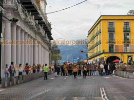 Xalapa, Ver., 30 de diciembre de 2025.- Personal del Hospital Regional ?Luis F. Nach�n? march� y bloque� la calle Enr�quez, frente al Palacio de Gobierno, para denunciar que no han recibido el bono navide�o, por lo que exigen el pago inmediato.