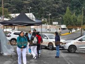 R�o Blanco, Ver., 30 de diciembre de 2025.- Trabajadores del IMSS-Bienestar cumplieron 27 horas bloqueando el entronque a la autopista Orizaba-Mendoza para exigir el pago de prestaciones. La Guardia Nacional cerr� el entronque en el carril de bajada y de subida para evitar el paso de veh�culos a esta zona. Deben de buscar v�as alternas hacia la autopista.