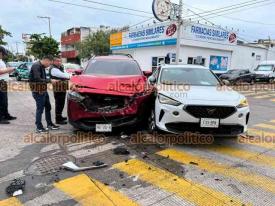 Veracruz, Ver., 30 de diciembre de 2025.- La tarde de este martes, colisionaron camioneta y auto en el cruce de la avenida 16 de Septiembre con Alacio P�rez, en la colonia Flores Mag�n.
