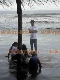 �rsulo Galv�n, Ver., 30 de diciembre de 2025.- Pese al ?Norte?, turistas llegaron a bordo de autobuses a Playa Chachalacas, donde recibir�n el a�o nuevo y el primer amanecer.  El Agrupamiento Mar�timo de SSP y PC Municipal piden no meterse a partes profundas.
