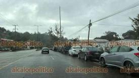 Xalapa, Ver., 31 de diciembre de 2025.- Desde las 7:00 horas automovilistas hacen filas en varios Verificentros de la Capital.