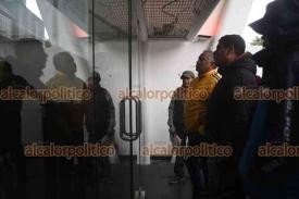 Xalapa, Ver., 31 de diciembre de 2025.- Usuarios recriminaron que no pudieron reemplacar en la Oficina de Hacienda Xalapa Norte pese a haber llegado desde las 5:00 horas. Afirmaron que nunca fueron atendidos y siempre ?les cerraron las puertas?.