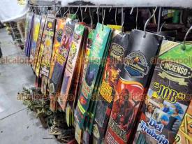 C�rdoba, Ver., 31 de diciembre de 2025.- Comerciantes de art�culos esot�ricos del mercado ?Revoluci�n? refieren que los amuletos m�s solicitados son las monedas chinas, los elefantes, las pulseras de hilo rojo, las velas doradas y las herraduras. ?La gente busca protecci�n y estabilidad econ�mica; muchos esperan que el pr�ximo a�o sea mejor?, dicen.