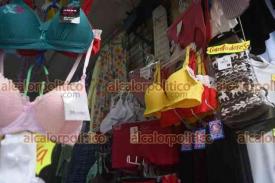 Xalapa, Ver., 31 de diciembre de 2025.- Este fin de a�o s�lo unos cuantos negocios vendieron ropa interior de los colores rojo y amarillo para continuar con la tradici�n.