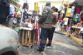 Xalapa, Ver., 31 de diciembre de 2025.- Cerca de la Plazuela del Carb�n, m�s conocida como ?El �rbol?, vendedores ofertan cohetes y luces pese a la prohibici�n del Ayuntamiento.