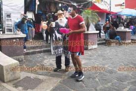 Xalapa, Ver., 31 de diciembre de 2025.- Personas disfrazadas de mujer, bailan y festejan al tradicional ?Viejo? en la zona de mercados de la Capital.